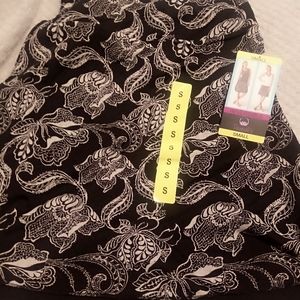 Small black reversible skirt nwt, ,other side black and cream color smoke free